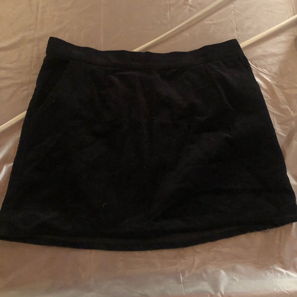 Black skirt with pockets.